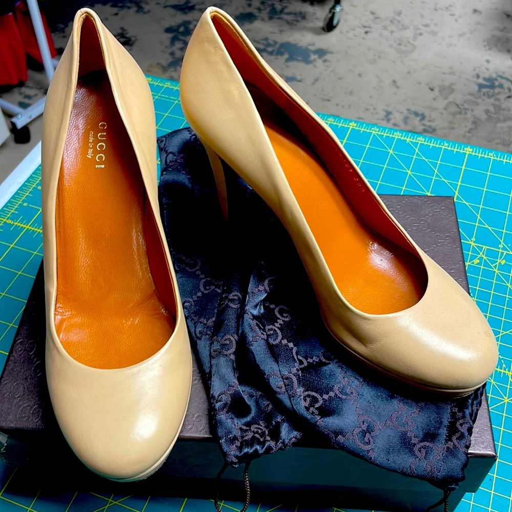 Gucci light powder Charlotte leather pumps. 39.5. Original box and dust bag.